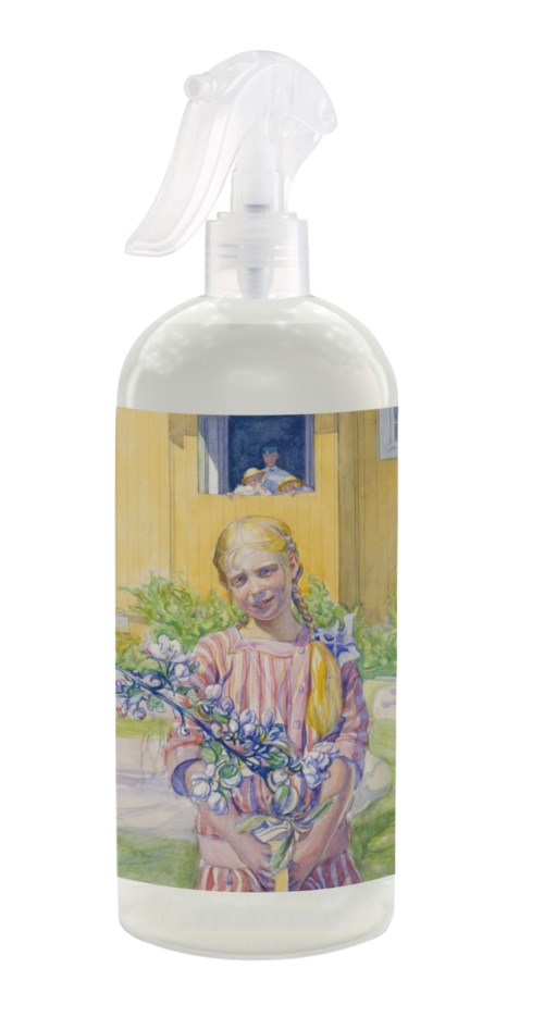 Een spuitfles met een label van een meisje dat bloemen vasthoudt en een persoon die uit een raam kijkt.