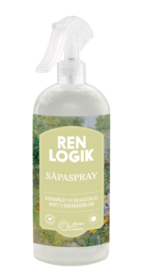 Een sprayfles met label 'Ren Logik Sapaspray' met een natuurlijke achtergrond en groen etiket.