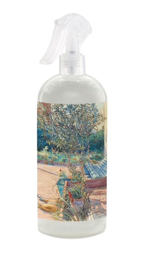 Een sprayfles met een kleurrijke, natuurthema illustratie op het etiket, met bomen, planten en buitenscènes.