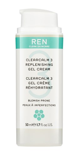 En vit flaska med en blågrön etikett. Den säger "REN Clearcalm 3" med detaljer om en gelkräm för finnar och hudproblem.