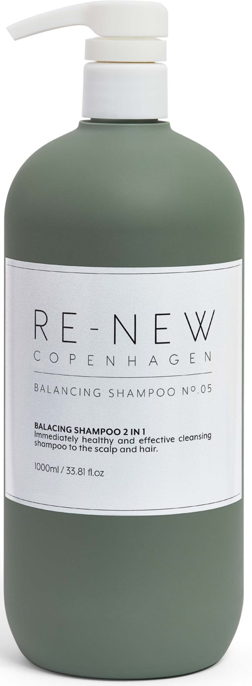 Een groene fles met een wit etiket met 'RE-NEW COPENHAGEN' en 'Balancing Shampoo.' Het heeft een witte pomp.