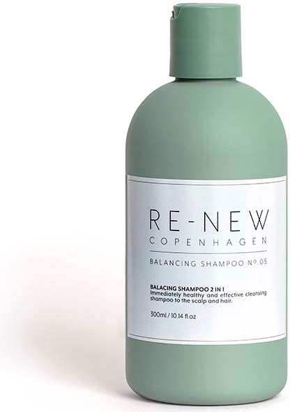 Een groene fles met Re-New Copenhagen balansshampoo met wit etiket en flip-top dop.