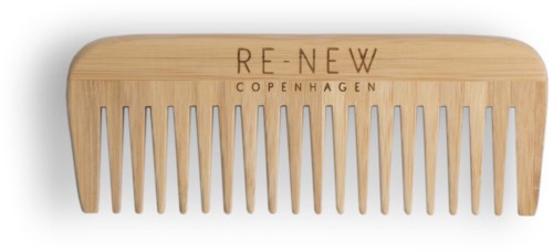 Ein Holzhaarschneidekamm mit den eingravierten Worten 'RE-NEW COPENHAGEN', großen Zähnen.