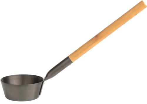 Een metalen schep met een lange houten handvat voor het serveren of meten van voedsel of vloeistoffen.