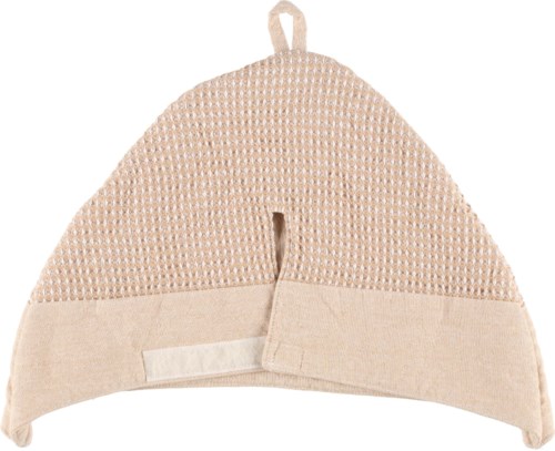 En beige strikket lue med mykt stoffbånd og liten løkke på toppen.