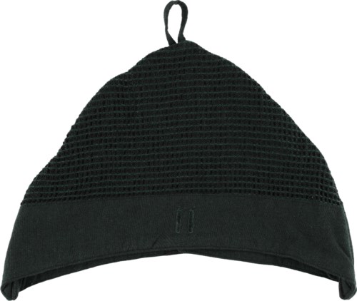 En svart lue med en strukturert topp og en glatt stripe, med en liten løkke øverst.