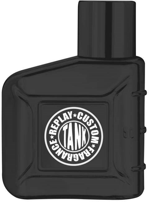 En sort parf bottle med en rund logo der siger 'REPLAY + CUSTOM TANK' i hvid.