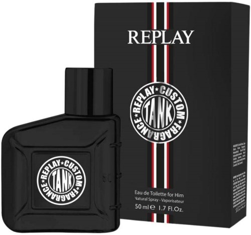 En sort flaske Replay Tank Eau de Toilette med matchende sort æske, rød, hvid og sort stribet design, og fed tekst.
