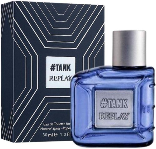 Niebieska butelka perfum z srebrną nakrętką i pudełko z geometrycznym wzorem za nią.