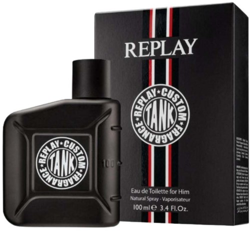 En sort parfobeholder med en rund logo, og en sort boks med røde og hvide striber og teksten 'REPLAY'.