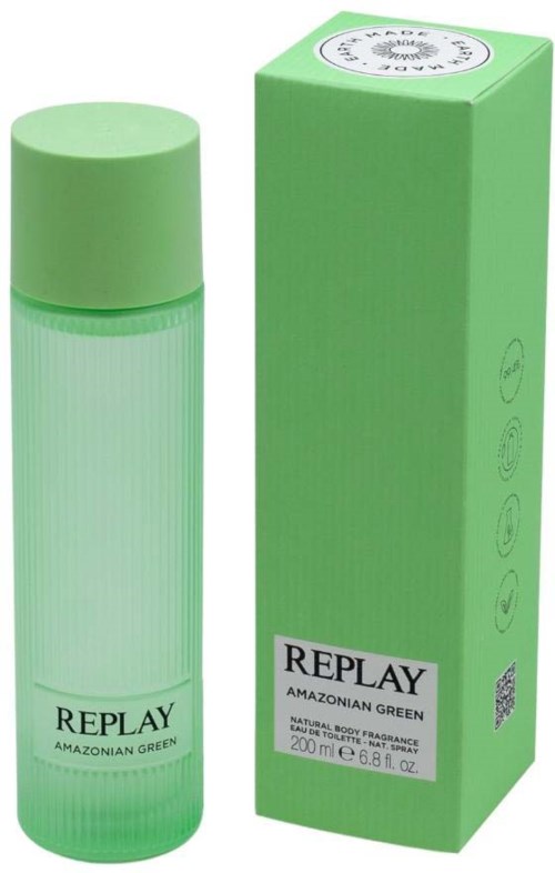 En grønn flaske med lokk ved siden av en matchende grønn eske, merket 'REPLAY Amazonian Green' for kroppsspray.