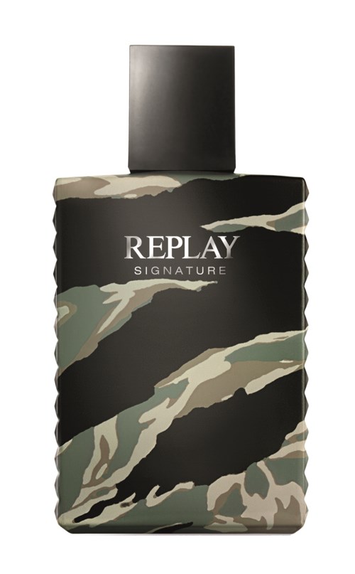 En parfymflaska med camouflage-mönster med etiketten 'REPLAY SIGNATURE' och svart lock.