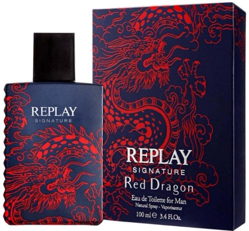 En parfobeholder og æske har en rød dragedesign på mørkeblå baggrunde. Mærket er Replay Signature med duften 'Red Dragon'.