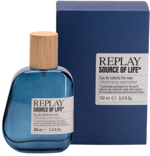 En blå parfymflaska med ett trälock och en matchande låda, märkt 'REPLAY SOURCE OF LIFE'.