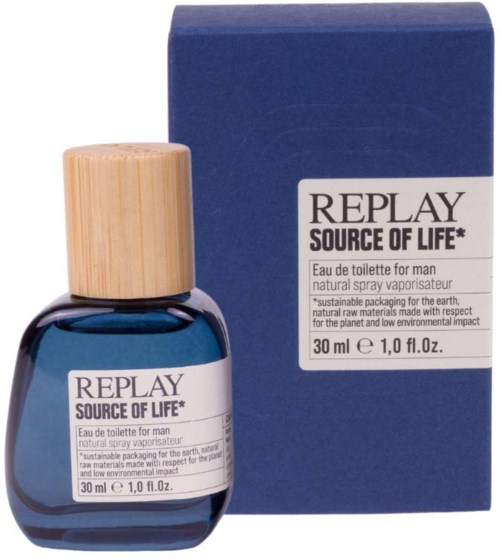 Mała niebieska butelka perfum z drewnianą zakrętką i dopasowany niebieski pudełko. Na etykiecie pisze 'REPLAY SOURCE OF LIFE'.