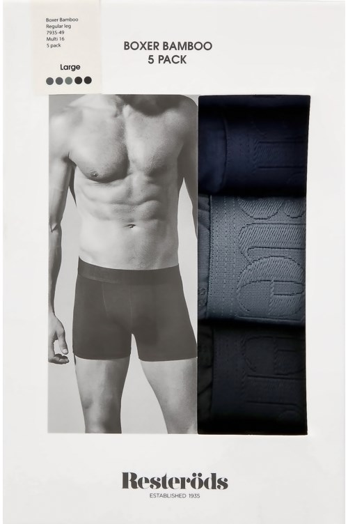 En man har på sig svarta boxershorts; förpackningen visar ett fempack av herrunderkläder i svart, grått och mörk blått.