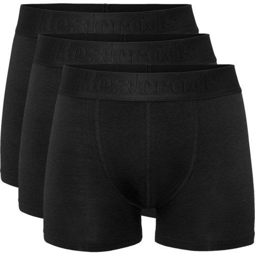 Tre par svarta mäns boxershorts med elastiska midjor. Enkel och bekväm design. Inga synliga mönster eller logotyper.
