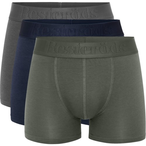 Tre par mäns boxershorts i grått, navy och grönt med elastiska midjor och branding präglad på linningarna.