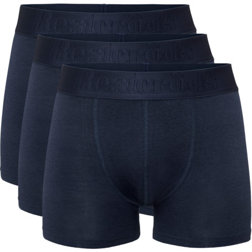 Tre par mörkblå boxershorts för män med elastiska midjeband. Enkel design, inga synliga mönster eller logotyper.
