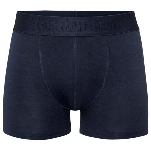 Mörkblå herrboxershorts med mudd och synlig sömnad.
