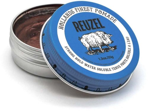 Een ronde metalen tin met een blauwe deksel met een witte bizon tekening en tekst, gedeeltelijk open met bruine pomade erin.