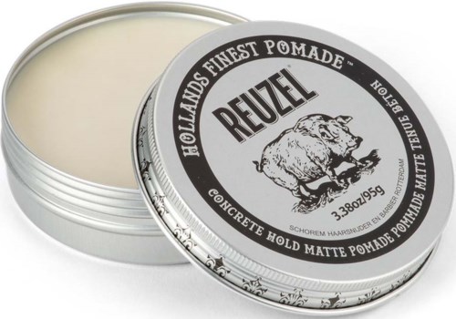 En metallboks med Reuzel pomade, med åpent lokk som viser den hvite voks inni, har en grislogo på toppen.