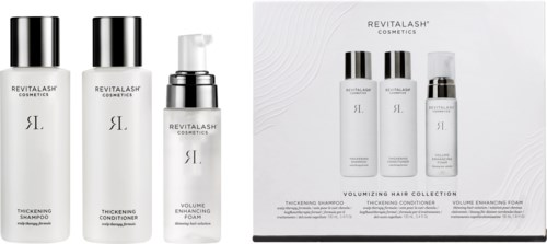 En utstilling av tre Revitash Cosmetics hårpleieflasker, inkludert sjampo, balsam og skum, med tekst om produktene.