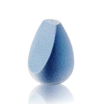 Een blauwe, druppelvormige make-up spons staat rechtop met een glad oppervlak.