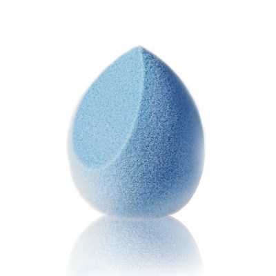 Een blauwe, getextureerde, eivormige spons staat rechtop met een kleine snede aan de bovenkant.