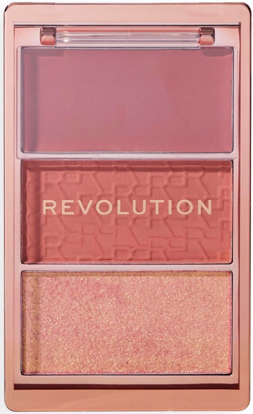 En lyserød makeuppalette med tre sektioner: en blush, en highlighter og en rosa øjenskygge. Midtersektionen har 'REVOLUTION' skrevet.