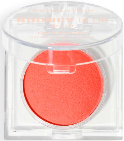 Ljust röd blush i genomskinlig rund behållare med transparent lock, märkt 'Bounce Blur' och 'Revolution' på toppen.