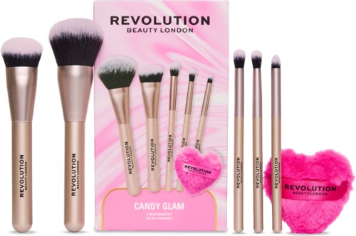 Set Make-up-Pinsel, ein pinkes flauschiges Herz und eine Box mit Revolution Beauty London-Logo und Produktname.