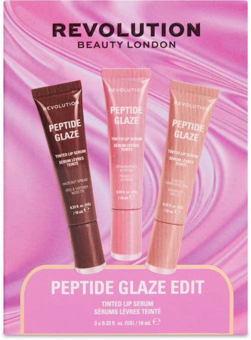 Drei Tuben Revolution Peptide Glaze getönten Lippenserum in Pink, Beige und Dunkelbraun auf rosa Hintergrund.