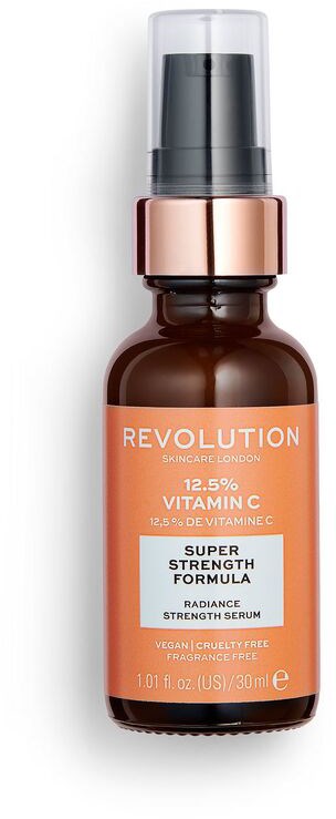 En brun flaska med pump, märkt som Vitamin C-serum från Revolution Skincare, avsett för hudens ljushet.