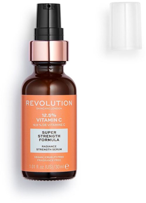 En liten brunt flaska med orange etikett, pump och vit förslutning, innehåller vitamin C-serum för huden.