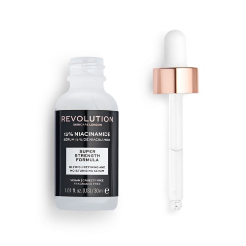 Kleine Pipettenflasche mit 'Revolution'-Beschriftung enthält Niacinamide-Serum, daneben liegt eine Glaspipette.