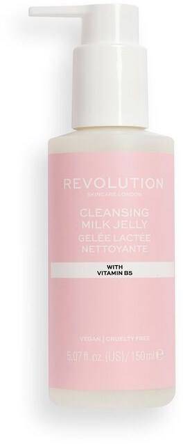 En rosa flaska med pump innehåller Revolution rengöringsmjölkgel med vitamin B5.