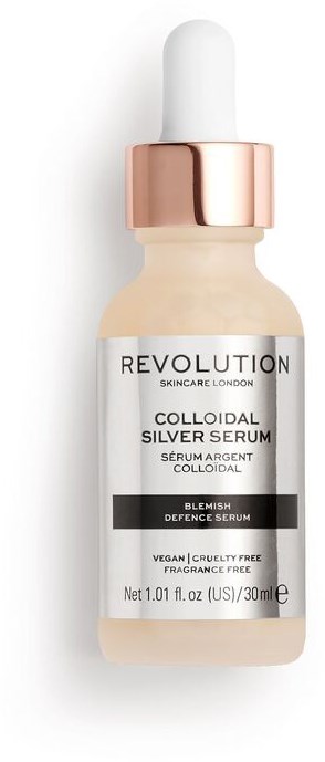 En liten flaska med pipett, märkt 'Revolution Skincare London', innehåller kolloidalt silverserum för huden.