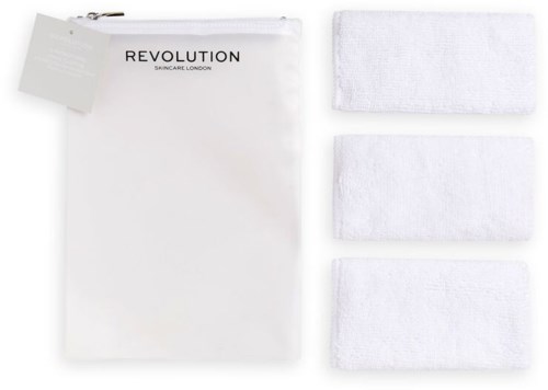 En vit väska med texten "REVOLUTION" och tre vita handdukar eller tvättlappar bredvid.