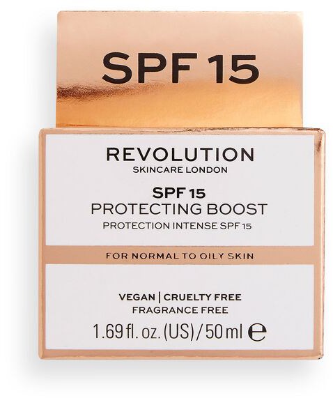 En hudvårdsprodukt i förpackning med SPF 15 Protecting Boost för normal till fet hud, cruelty-free och parfymfri, 50 ml.