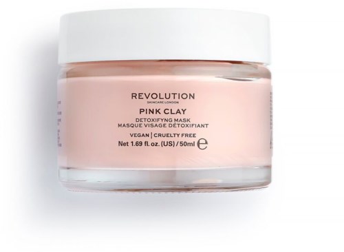 Ett glas med rosa lermask för avgiftning, med vit lock. Märket Revolution och produktdetaljer syns på etiketten.
