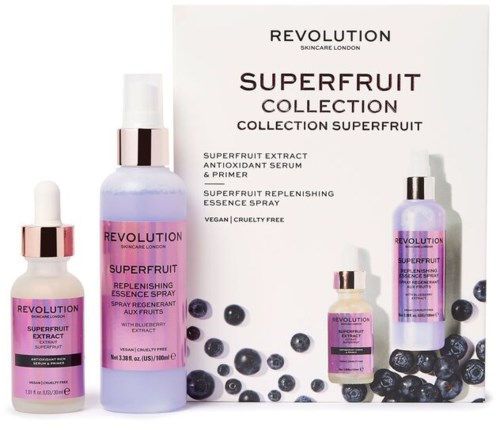 En box visar tre flaskor av Revolution Superfruit hudvårdsprodukter, inklusive spray och essence med blåbär på förpackningen.
