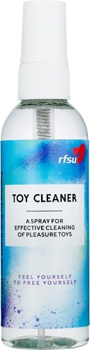 En liten sprayflaska märkt 'Toy Cleaner', blå och vit, för att rengöra leksaker och göra dem friska.