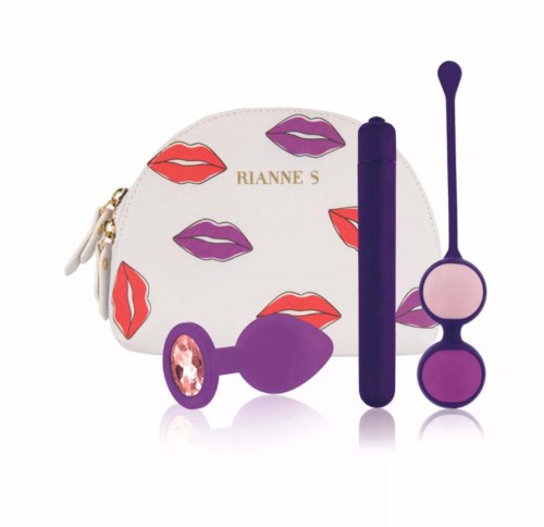 Beauty-producten met lipprint-tas en paarse make-up gereedschappen.