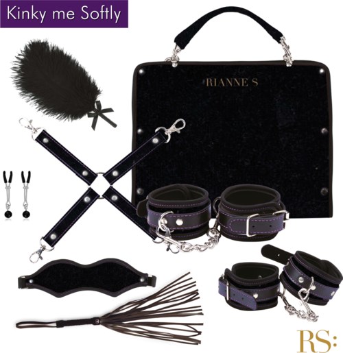 Verzameling van zwarte lederen restraints, zweep, veren, handboeien en accessoires voor bondage, met draagkoffer.