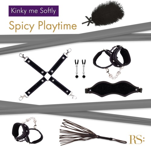 Een BDSM-sets met handboeien, zweep, halsband, lijn en label, gemarkeerd 'Kinky me Softly, Spicy Playtime.'