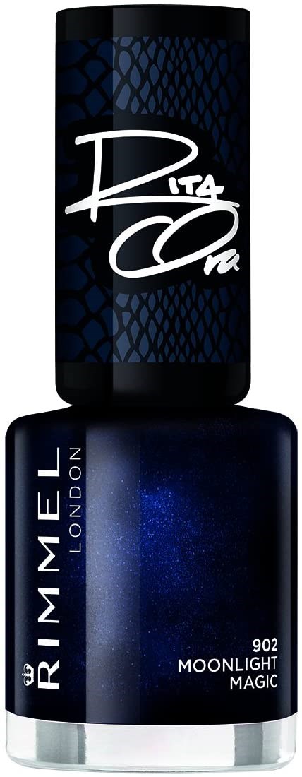 En mørk blå neglelakkeblomme med mærket Rimmel London og farven Moonlight Magic, nummer 902.