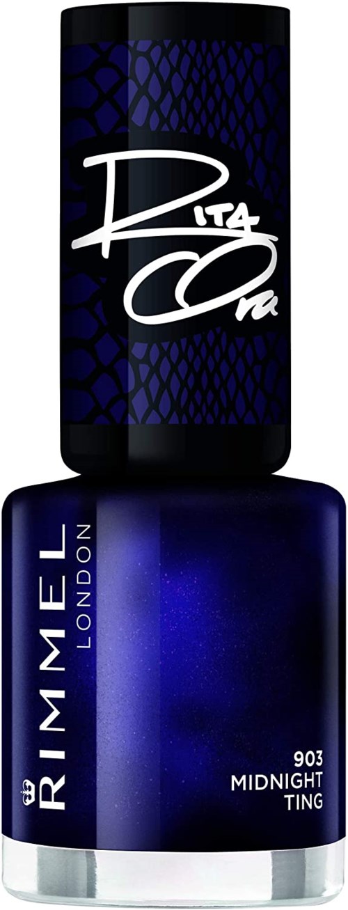 En blå neglelakflaske med Rimmel London-mærke, mærket '903 Midnight Ting'.