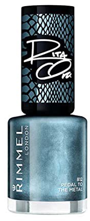 En nagellackflaska med blåaktig färg och svart lock med ormskinnsmönster, Rimmel London-logga på etiketten.