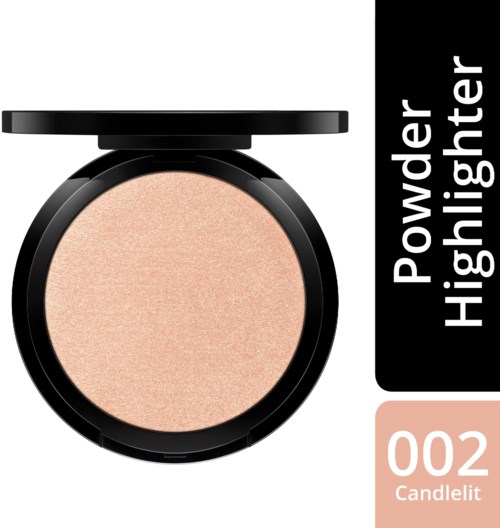 Een ronde beige poeder in een zwart compacte doos met deksel, gelabeld 'Power Highlight' en nummer '002 Candlelit.'